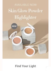 An effortlessly lightweight mineral highlighting powder in sun-kissed shades, it melts onto skin imparting instant luminosity and a lit-from-within glow.